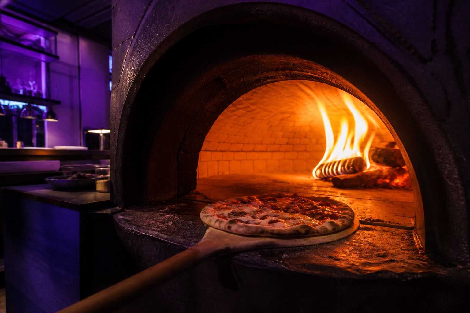 Пещ на дърва в кухнята на Lilla Forno